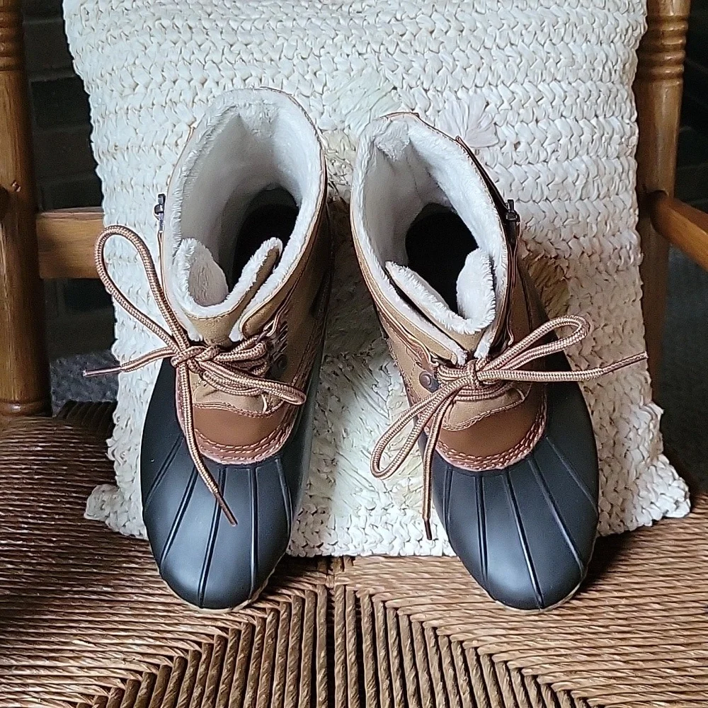 NWOT, JBU Ontario Duck Boot, tan size 6.5M